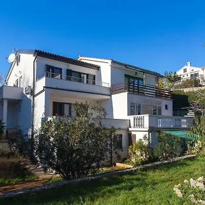 apartments-karen-krk-island.primorje-gorskikotar.com/